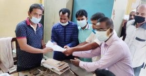 ব্লু-বার্ড স্কুলের অভিভাবকদের স্মারকলিপি