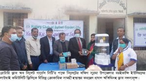 লাউয়াই কমিউনিটি ক্লিনিকে রোটারি ক্লাবের বিভিন্ন সামগ্রি হস্তান্তর