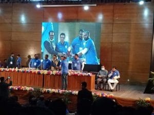 সমাজ সেবায় বিশেষ অবদান রাখায় দেশের সেরা জেলা হিসেবে সুনামগঞ্জ জেলাকে সম্মাননা স্মারক প্রদান