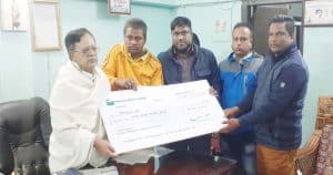চার লাখ টাকার চেক